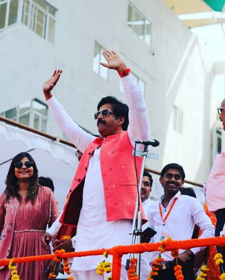 Ravi Kishan: रवि किशन को भोजपुरी फिल्मों का शाहरुख कान कहा जाता है। उन्होंने ना सिर्फ भोजपुरी बल्कि बॉलीवुड और टॉलीवुड में भी खूब काम किया। रवि किशन गोरखपुर से जीतकर संसद पहुंचे हैं। (Read Also: निरहुआ, मनोज तिवारी और रवि किशन, जानिए तीनों दोस्तों में किसकी पत्नी के पास है कितनी संपत्ति)