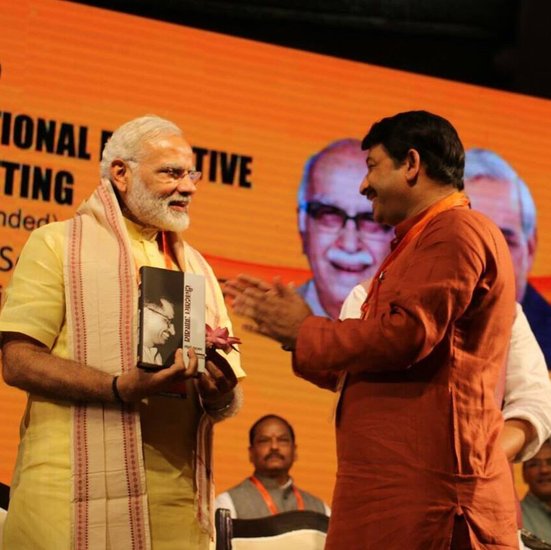 2014 और 2019 में उत्तर पूर्वी दिल्ली से चुनाव जीतने वाले बीजेपी सांसद मनोज तिवारी निरहुआ और रवि किशन से ज्यादा एजुकेटेड हैं। मनोज तिवारी पोस्ट ग्रेजुएट हैं। उन्होंने बनारस हिंदू विश्वविद्यालय से फिजिकल एजुकेशन में मास्टर्स की डिग्री ली है। (All Photos: Social media)