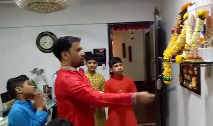 निरहुआ ने परिवार के साथ मुंबई में आर माधवन की फिल्म रॉकेट्री: द नंबी इफेक्ट भी देखी। (यह भी पढ़ें: निरहुआ, मनोज तिवारी और रवि किशन: जानिए क्या करती हैं तीनों की पत्नियां और कैसी है फैमिली)