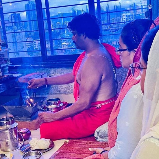 Ravi Kishan: कांग्रेस के टिकट पर जौनपुर से लोकसभा का चुनाव हारने वाले रवि किशन 2019 में बीजेपी के टिकट पर गोरखपुर से जीतकर संसद पहुंचे थे।