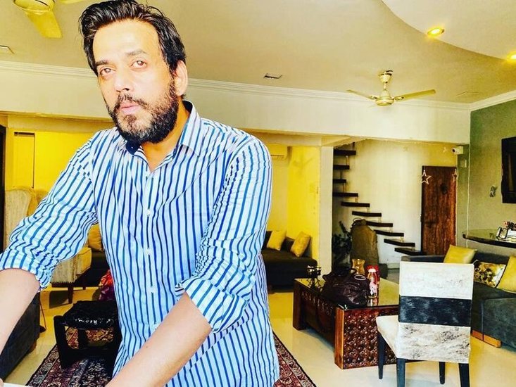 रवि किशन ने अपने हलफनामे में चुनाव आयोग को बताया था कि उनके नाम पर 6 फ्लैट हैं। ये सबी मुंबई में हैं। रवि किशन ने अपने फ्लैट्स की कुल कीमत करीब सात करोड़ रुपये बताई थी। (यह भी पढ़ें: निरहुआ, मनोज तिवारी और रवि किशन, जानिए तीनों दोस्तों में किसकी पत्नी के पास है कितनी संपत्ति)