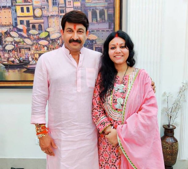 2020 में मनोज तिवारी ने दूसरी शादी रचा ली। उनकी दूसरी पत्नी का नाम सुरभि तिवारी है। सुरभि भोजपुरी सिंगर रही हैं। (Read Also: निरहुआ, मनोज तिवारी और रवि किशन, जानिए तीनों दोस्तों में किसकी पत्नी के पास है कितनी संपत्ति)