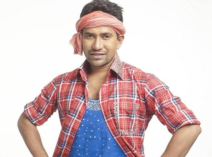 कई इंटरव्यू में निरहुआ बता चुके हैं कि वह करिश्मा कपूर के इतने बड़े फैन थे कि घरवालों से डांट खाने के बाद भी चोरी से उनकी फिल्में देखने थियेटर जाते थे।