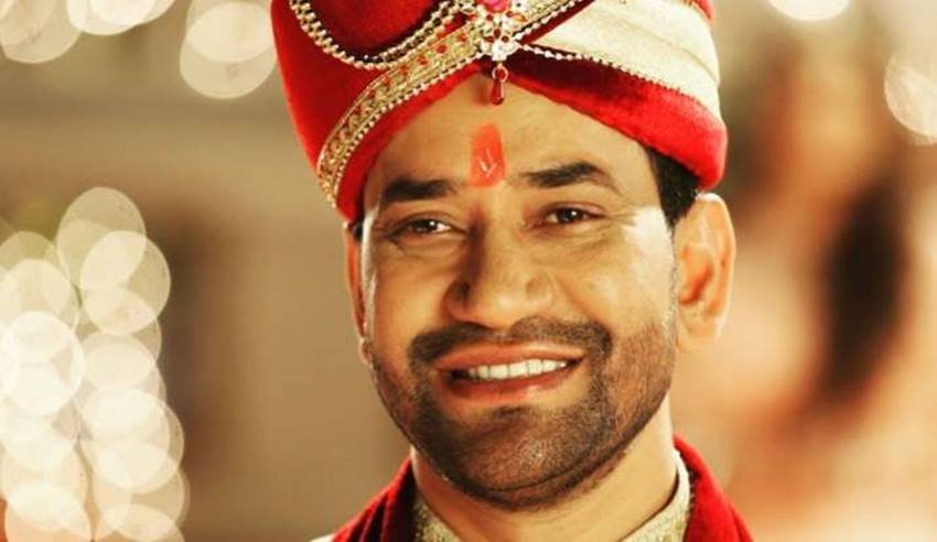 निरहुआ ने अपने नाम के साथ हिंदुस्तानी के इस्तेमाल करिश्मा कपूर की फिल्म राजा हिंदुस्तानी से प्रभावित होकर लगाते हैं।