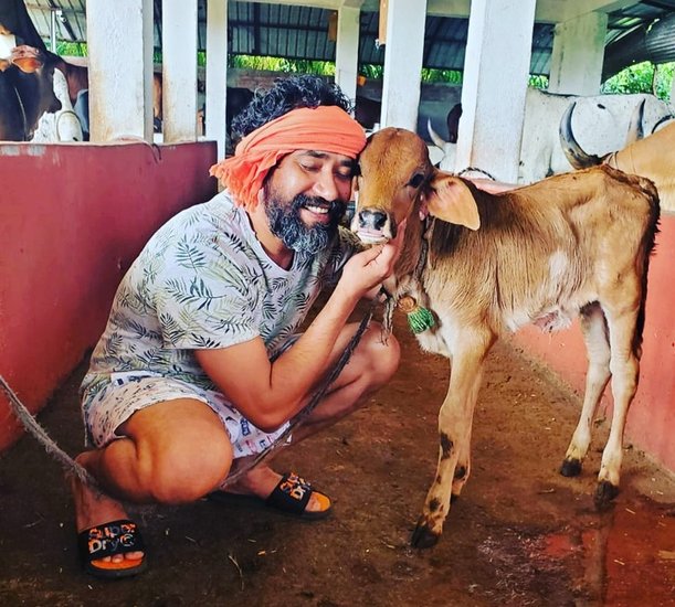 भोजपुरी फिल्मों (Bhojpuri Movies) के सुपरस्टार और आजमगढ़ सीट से बीजेपी सांसद (Azamgarh BJP MP) बने दिनेश लाल यादव निरहुआ (Dinesh Lal Yadav Nirhua) की जिंदगी से कई मजेदार किस्से जुड़े हुए हैं। इन किस्सों को कई बार निरहुआ (Nirhua) सुनाते नजर आते हैं। कुछ किस्से उनके समाजवादी पार्टी के संस्थापक मुलायम सिंह यादव (Mulayam Singh Yadav) के बेटे और इस वक्त समाजवादी पार्टी के राष्ट्रीय अध्यक्ष व उत्तर प्रदेश के पूर्व मुख्यमंत्री अखिलेश यादव (Akhilesh Yadav) संग भी जुड़े हैं।