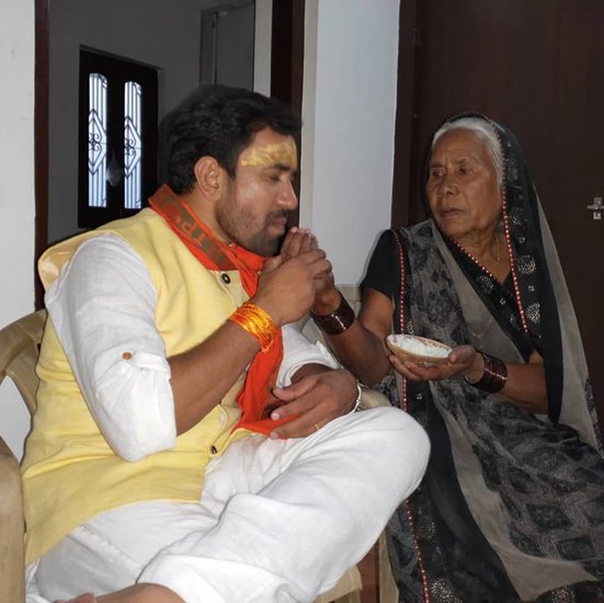 निरहुआ अपनी मां को ही अपना गुरु मानते हैं और उनकी सिखाई गई बातों को ध्यान में रखते हुए ही आगे बढ़ते हैं। 