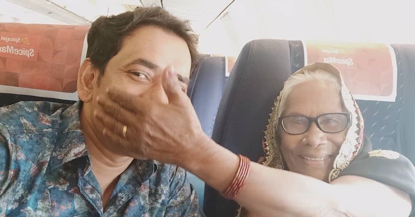 जब निरहुआ ने पहली बार मां को प्लेन में बैठाया तो उनकी मां पहले काफी डरी हुई थीं।
