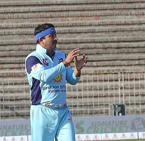 मनोज तिवारी उस टीम के कप्तान थे और वह जानते थे कि रवि किशन उनकी कोई बात नहीं मानने वाले हैं। (Photo: Indian Express Archive) (यह भी पढ़ें: जब दिनेश लाल यादव को निरहुआ नाम की वजह से होती थी परेशानी, कपिल शर्मा के शो में सुनाया था मजेदार किस्सा)