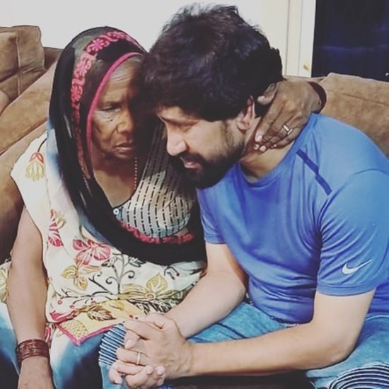 यह शख्स और कोई नहीं बल्कि निरहुआ की मां चंद्रज्योती यादव हैं। निरहुआ अक्सर मां के साथ समय बिताते नजर आते हैं। 