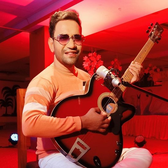 सुनकर भले ही आपको अजीब लगे लेकिन यह सच है। इसका खुलासा खुद निरहुआ ने एक बार कपिल शर्मा के शो पर किया था। (Photo: Dinesh Lal Yadav Instagram)