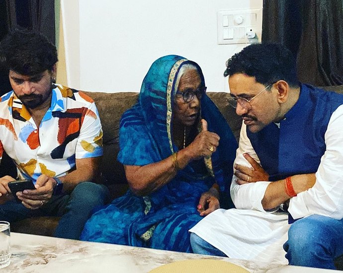 निरहुआ समय-समय पर इंस्टाग्राम पर अपनी मां के साथ बातचीत के दौरान के पलों को शेयर करते रहते हैं। (यह भी पढ़ें: निरहुआ नहीं, यह ऐक्टर है आम्रपाली दुबे का क्रश, 18 साल पहले ही हार चुकी थीं दिल)