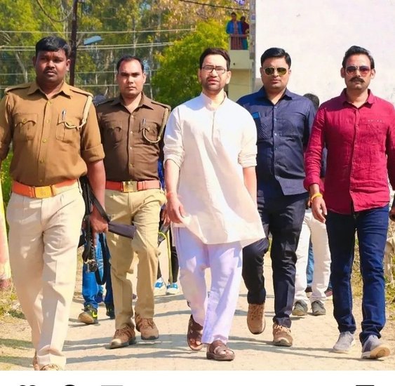 निरहुआ के अनुसार एक फिल्म में तीनों काम कर रहे थे। इसमें रवि किशन और मनोज तिवारी में से एक चोर और एक पुलिसवाला बना था। (Photo: Dinesh Lal Yadav Instagram)