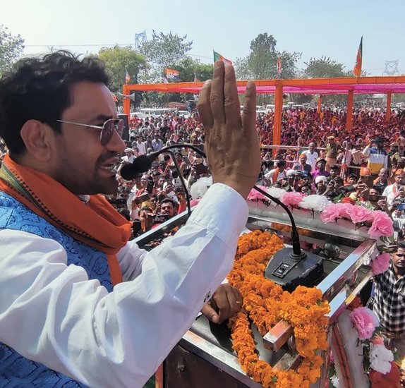 निरहुआ ने बताया कि उस वक्त गाड़ी में अखिलेश यादव के ड्राइवर थे और वह मुझे गाड़ी से बाहर निकलने के लिए कहने लगे। (यह भी पढ़ें: जब मनोज तिवारी के कहने पर क्रिकेट के मैदान में रवि किशन को पकड़ कर बैठ गए थे निरहुआ, नहीं जाने दिया था बैटिंग पर)