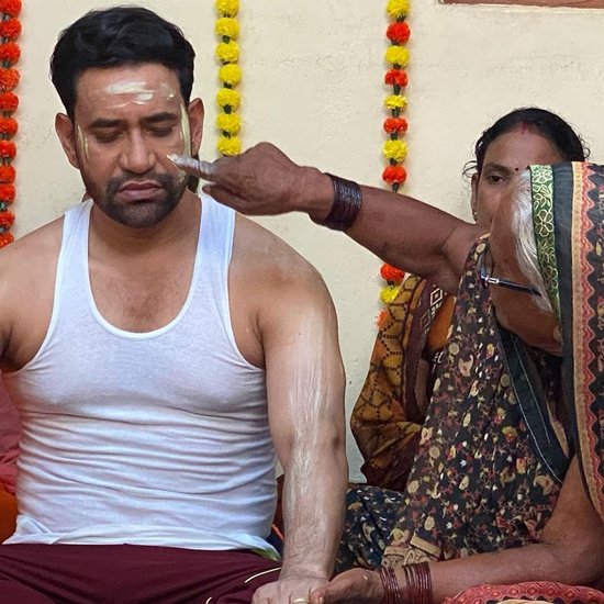 निरहुआ अपनी मां संग एक फिल्म का सीन भी शूट कर चुके हैं। (यह भी पढ़ें: जब भीड़ से बचने के लिए अखिलेश यादव की गाड़ी में घुस गए थे निरहुआ, यूं बची थी दिनेश लाल यादव की जान)