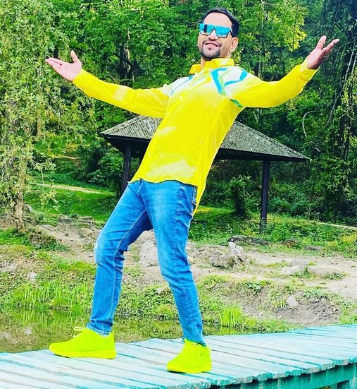 कुछ फिल्म में तीनों ने साथ काम किया है। निरहुआ ने कहा था कि फिल्म के डायरेक्टर रवि किशन और मनोज तिवारी के बीच अनबन रोकने के लिए मेरी ड्यूटी लगाते थे। (Photo: Dinesh Lal Yadav Instagram) (यह भी पढ़ें: ‘निरहुआ को मिलना चाहिए ऑस्कर..’, जानिए ऐसा क्यों सोचती हैं आम्रपाली दुबे)