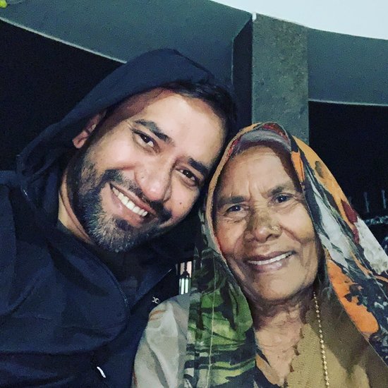 निरहुआ का कहना है कि उनकी मां ही उनकी टीचर हैं और उन्हीं से सबकुछ सीखने को मिलता है। (All Photos: Dinesh lal Yadav Instagram)