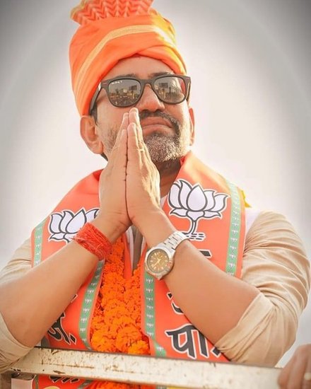 निरहुआ ने कहा कि इतनी देर में मेरे दोस्त अपनी गाड़ी लेकर आए और मुझे भीड़ से निकालकर ले गए। उस वक्त बड़ी मुश्किल से मेरी जान बची थी। (All Photos: Dinesh Lal Yadav Instagram)