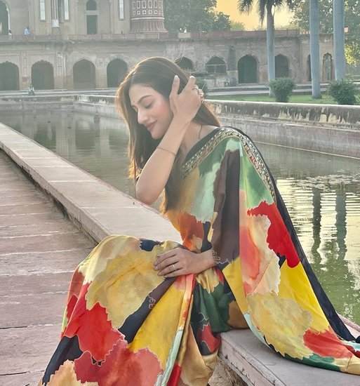 नुसरत ने कहा कि हम नहीं चाहते कि हमारे बच्चे को किसी तरह का टैग मिले इसलिए हम बच्चों को मीडिया से दूर रखना चाहते हैं। (यह भी पढ़ें: जब भीड़ से बचने के लिए अखिलेश यादव की गाड़ी में घुस गए थे निरहुआ, यूं बची थी दिनेश लाल यादव की जान)