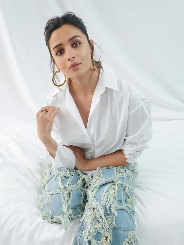 PREGNANT ALIA BHATT IN CLASSY LOOK