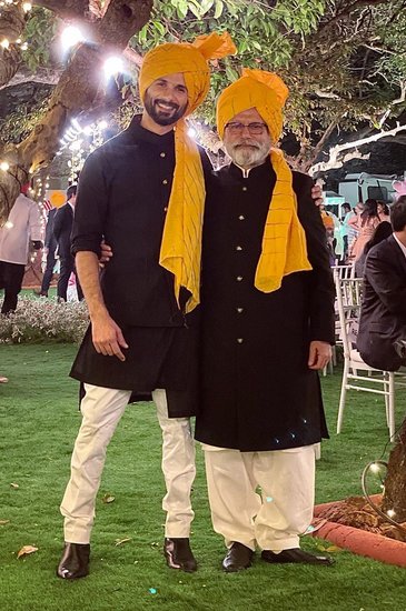 पंकज कपूर भी दादा बन चुके हैं लेकिन वह आज भी फिल्मों में एक्टिव हैं। वह अप्रैल में रिलीज हुई बेटे शाहिद कपूर की फिल्म जर्सी में भी नजर आए थे। (Photo: Shahid Kapoor Instagram) (यह भी पढ़ें: किसी की शादी को हुए 5 तो किसी को 10 साल, अभी तक पेरेंट्स नहीं बने हैं ये स्टार्स)