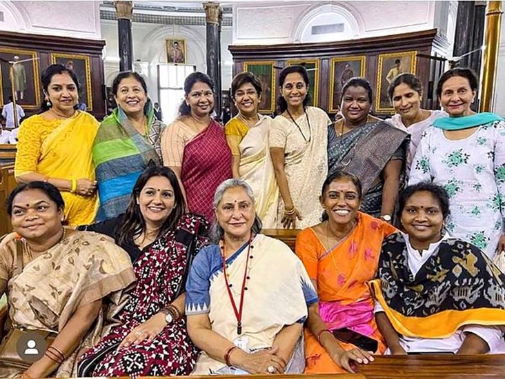 Parliament Monsoon Session: संसद का मानसून सत्र चल रहा है। सत्र में राष्ट्रपति चुनाव जैसे कई बड़े राजनीतिक घटनाक्रम हुए। मानसून सत्र निरहुआ और हरभजन जैसे कई नए सांसदों ने अपने पद की शपथ भी ली। मानसून सत्र से महिला सांसदों की कई ऐसी तस्वीरें न्यूज एजेंसियों ने जारी की जिसमें उनका स्टाइल नजर आ रहा है। आइए देखें: 