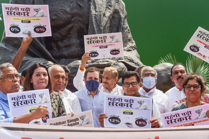 Parliament Monsoon Session: संसद का मॉनसून सत्र चल रहा है। सत्र का दूसरा दिन काफी हंगामेदार रहा। कांग्रेस समेत तमाम विपक्षी दलों ने संसद के बाहर और अंदर सेना में भर्ती की ‘अग्निपथ’ योजना, जीएसटी में बढ़ोत्तरी और महंगाई समेत अन्य मुद्दों को लेकर प्रदर्शन किया।