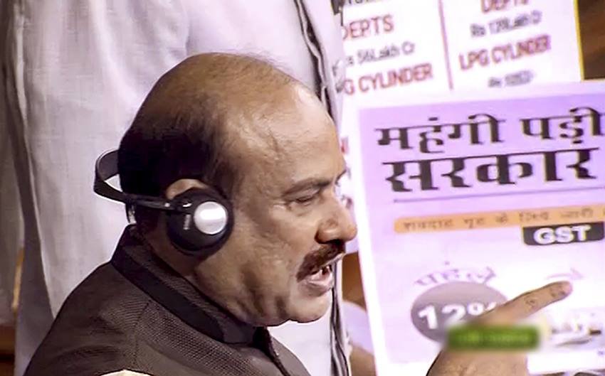 लोकसभा में कांग्रेस के सांसदों ने महंगाई पर सरकार के खिलाफ तख्तियों लहराईं।