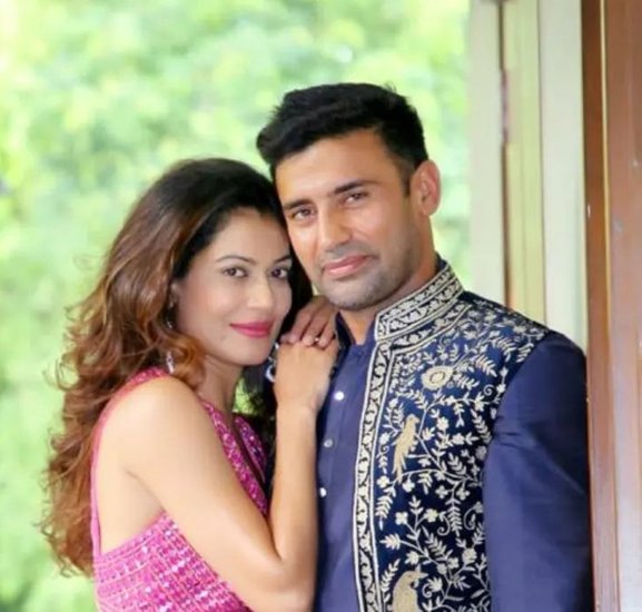 लौटते वक्त उनकी नजर पायल रोहतगी पर पड़ी जो अपने मैनेजर और ड्राइवर के साथ खड़ी थीं। (यह भी पढ़ें: रांची में साथ पढ़े, कोलकाता में प्यार हुआ, देहरादून में रचाई शादी, यूं सिरे चढ़ा था धोनी का दूसरा प्यार)