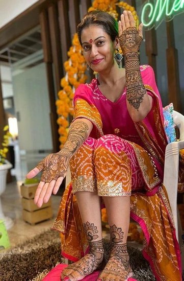 Payal Rohatgi Wedding: रेसलर संग्राम सिंह (Sangram Singh) और एक्ट्रेस पायल रोहतगी (Payal Rohatgi) शादी के बंधन में बंधने (Sangram and Payal Rohatgi Wedding) जा रहे हैं। दोनों की शादी 9 जुलाई 2022 को आगरा में होगी। करीब 12 साल के रिलेशनशिप के बाद अब दोनों शादी कर रहे हैं। पायल ने अपनी मेहंदी सेरेमनी (Payal Rohatgi Mehndi Ceremony) की कुछ तस्वीरें भी शेयर की हैं। दोनों की लव स्टोरी (Payal Rohatgi and Sangram Singh Love Story) की बात करें तो वह भी काफी दिलचस्प है और सबसे दिलचस्प है उनकी पहली मुलाकात। 