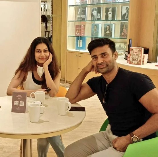 यहीं से दोनों के बीच बातचीत शुरू हुई और बात बढ़ते-बढ़ते प्यार पर आ गई। अब दोनों 9 जुलाई को शादी कर रहे हैं जिसमें कई बड़ी हस्तियां शिरकत करेंगी। (All Photos: Sangram Singh Instagram)