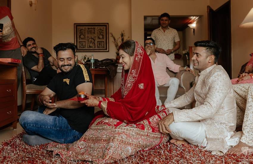 पायल रोहतगी औऱ संग्राम सिंह ने तस्वीरें शेयर की हैं। तस्वीरों में दिख रहा है कि किस तरह से पूरा परिवार पायल का स्वागत कर रहा है।