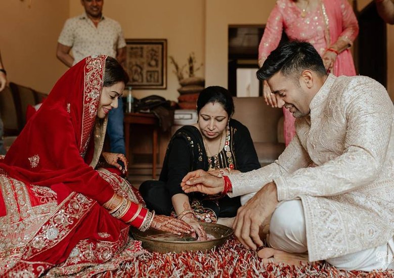 पहली बार ससुराल पहुंचने पर पायल का संग्राम के घर वालों ने पारंपरिक तरीके से स्वागत किया।