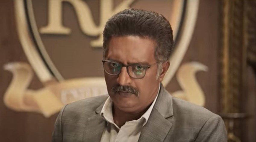 Prakash Raj: प्रकाश राज साउथ से लेकर बॉलीवुड तक की कई फिल्मों में अहम किरदार निभा चुके हैं। उन्होंने करियर की शुरुआत दूरदर्शन के शो बिसिलु कुदुरे और गुड्डा भूत से की थी।