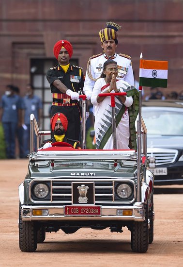 Draupadi Murmu Oath Ceremony: द्रौपदी मुर्मू देश की 15वीं राष्ट्रपति (President Of India) बन गई हैं। सोमवार 25 जुलाई को उन्होंने संसद के सेंट्रल हॉल में पद की शपथ ली। पूरे पारंपरिक तरीके से द्रौपदी मुर्मू ने पदभार संभाला। 