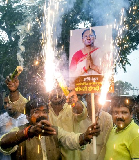 इससे पहले देश के लगभग हर राज्य में बीजेपी कार्यकर्ताओं ने द्रौपदी मुर्मू की जीत का जश्न मनाया।