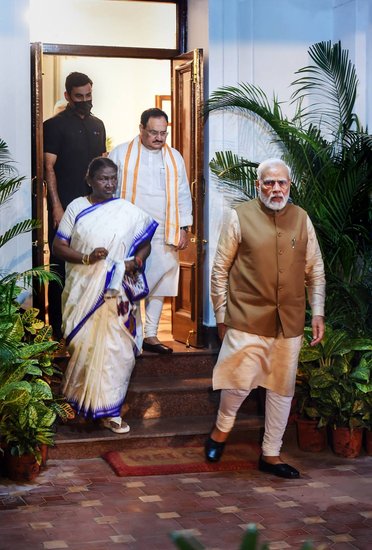 पीएम नरेंद्र मोदी, बीजेपी अध्यक्ष जे पी नड्डा और गृह मंत्री अमित शाह ने द्रौपदी मुर्मू को उनके घर जाकर शुभकामनाएं दी।