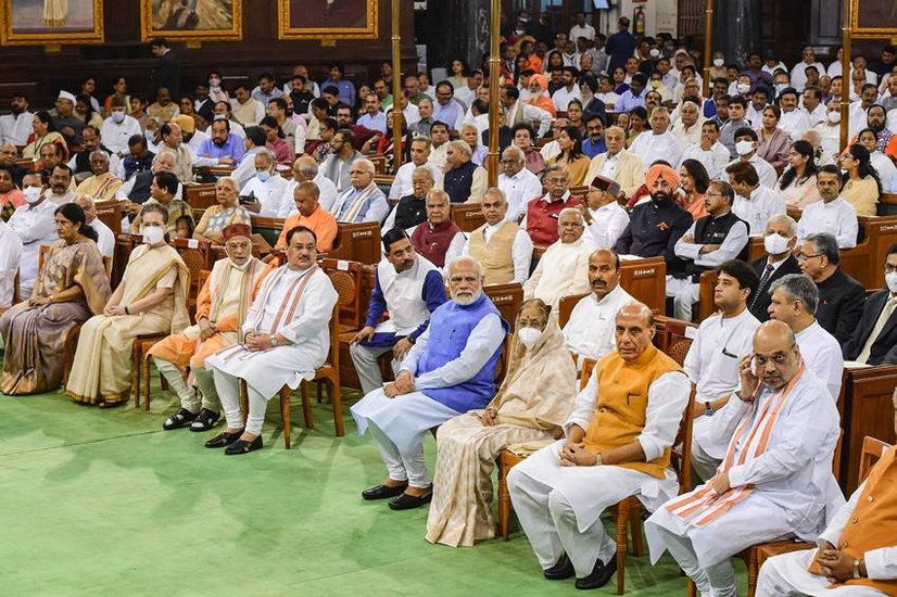 बता दें कि पीएम नरेंद्र मोदी के साथ बैठीं महिला और कोई नहीं बल्कि पूर्व राष्ट्रपति प्रतिभा देवी सिंह पाटिल हैं।