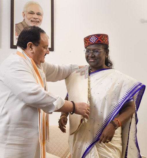 बीजेपी अध्यक्ष जेपी नड्डा ने द्रौपदी मुर्मू से मुलाकात कर हिमाचली टोपी और शॉल गिफ्ट की।