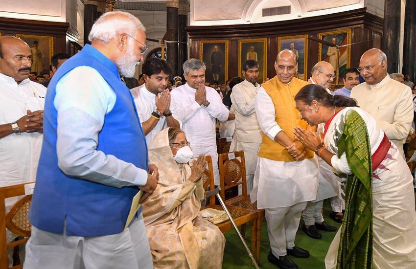 द्रौपदी मुर्मू ने उनकी सीट पर जाकर उन्हें झुककर अभिवादन किया। मास्क लगाने के कारण कई लोग पहचान नहीं पाए कि वह आखिर हैं कौन।