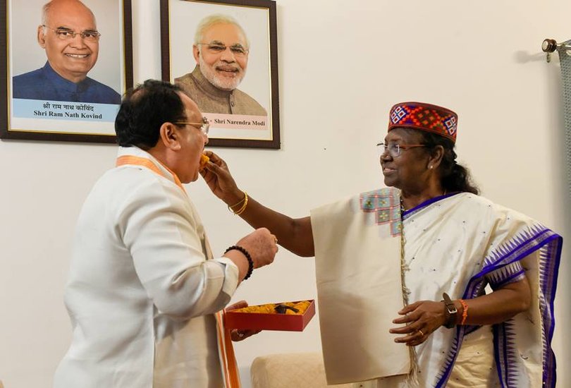 इस दौरान दोनों ने एक दूसरे का मुंह भी मीठा कराया।