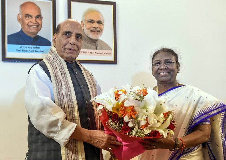 रक्षा मंत्री राजनाथ सिंह के साथ अगली राष्ट्रपति।