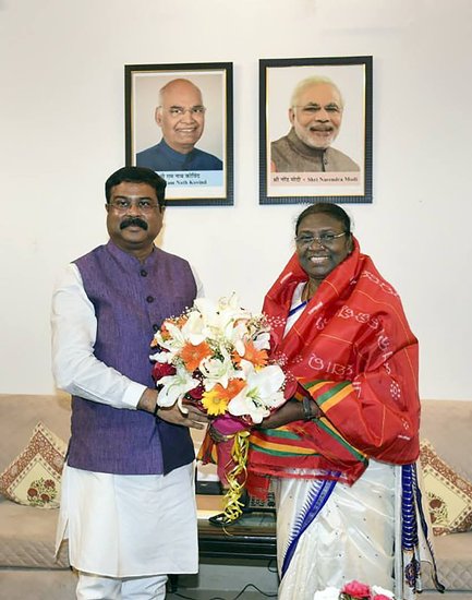 धर्मेंद्र प्रधान ने गुलदस्ता और शॉल देकर द्रौपदी मुर्मू का अभिनंदन किया।