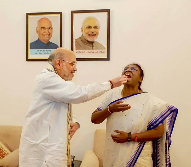 अमित शाह ने भी मिठाई खिलाई।