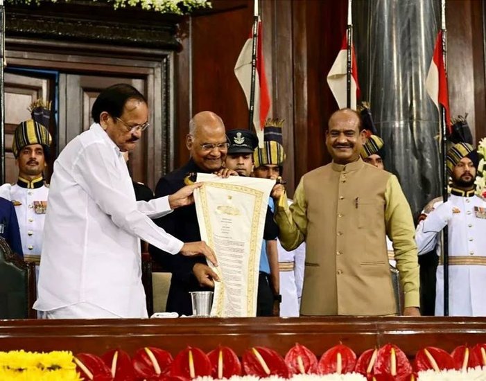 लोकसभा स्पीकर ओम बिड़ला ने इस मौके पर कहा- यूपी के एक गांव से यहां तक पहुंचने की आपकी यात्रा प्रेरणा देती है, आपने हमेशा जनहितों को सबसे ऊपर रखा।