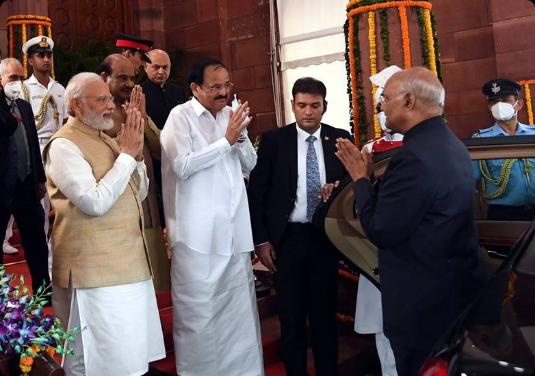 प्रधानमंत्री नरेंद्र मोदी ने लोकसभा और राज्यसभा के अध्यक्षों के साथ फेयरवेल पार्टी में राष्ट्रपति का स्वागत किया।