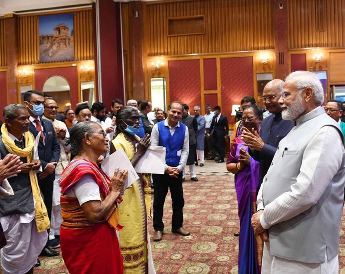 कई आदिवासी नेता और पद्म पुरस्कारों से सम्मानित लोग भी कार्यक्रम के गवाह बने।