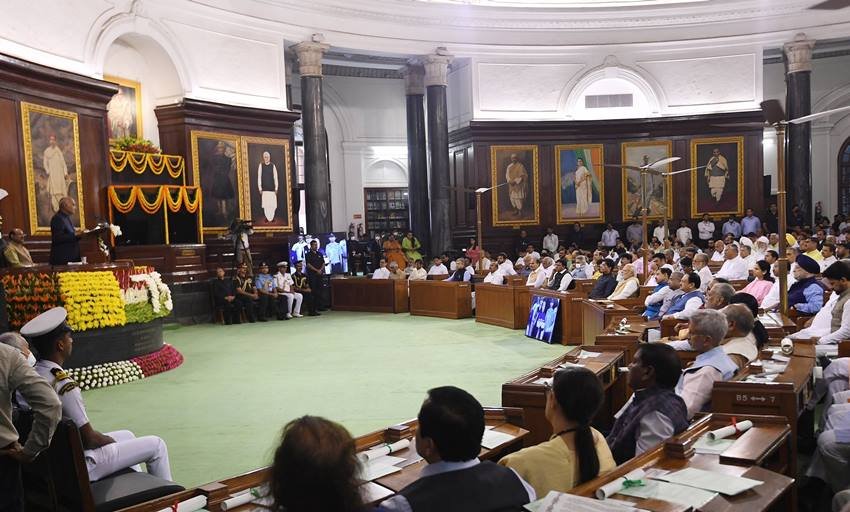 राष्ट्रपति ने सदन में अपने विदाई भाषण में कहा कि, 'मेरा हृदय द्रवित है, लेकिन इस बात का संतोष है कि मैंने अपनी पूरी क्षमता से कर्तव्यों का निर्वहन किया। देश की सेवा करने का मुझे जो मौका मिला है, उसके लिए देशवासियों का सदैव आभारी रहूंगा।'