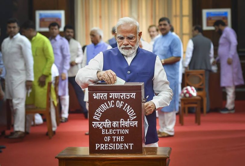 Presidential Election: सोमवार को देश के अगले राष्ट्रपति (President) के चुनाव के लिए वोटिंग हुई। इस चुनाव में एनडीए की तरफ से द्रौपदी मुर्मु (Draupadi Murmu) प्रत्याशी हैं तो वहीं विपक्ष ने यशवंत सिन्हा (Yashwant Sinha) को अपना उम्मीदवार बनाया है। चुनाव के नतीजे 21 जुलाई को आएंगे। पीएम नरेंद्र मोदी (Narendra Modi) समेत देश भर के तमाम नेताओं ने अपने मत का प्रयोग किया।
