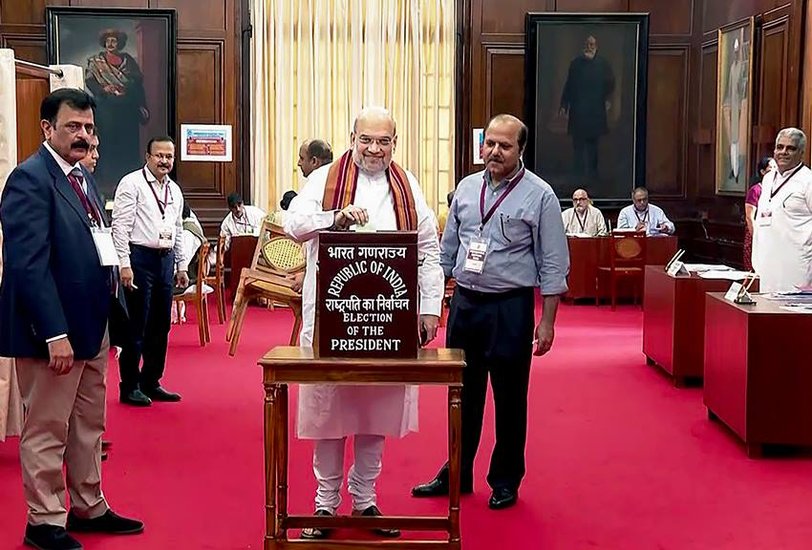 वोटिंग के दौरान मुस्कुराते हुए अमित शाह। बीजेपी औऱ एनडीए में शामिल दूसरे नेताओं ने मतदान के बाद विक्ट्री साइन दिखाकर फोटो खिंचवाई।