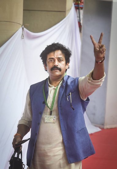 गोरखपुर से सांसद रवि किशन वोट डालने के बाद।